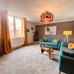 Luxury 2 Bed 4 Mins From M6 J44 Pet Friendly, Apartment