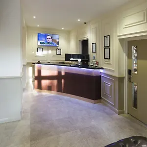 Hotel Dreams ***